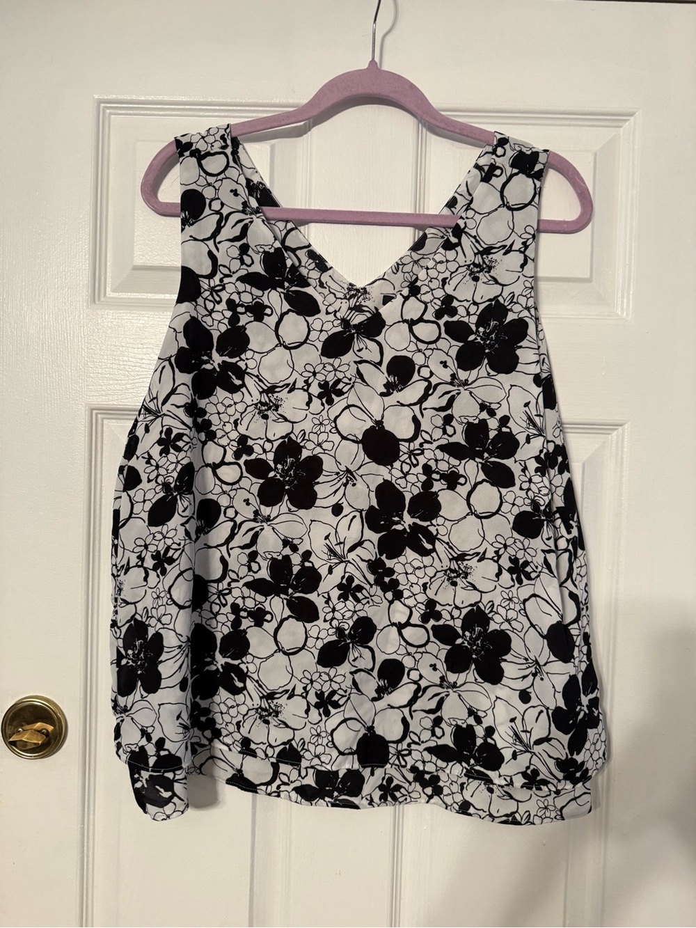 Ann Taylor Black & White Floral V-Neck Tank